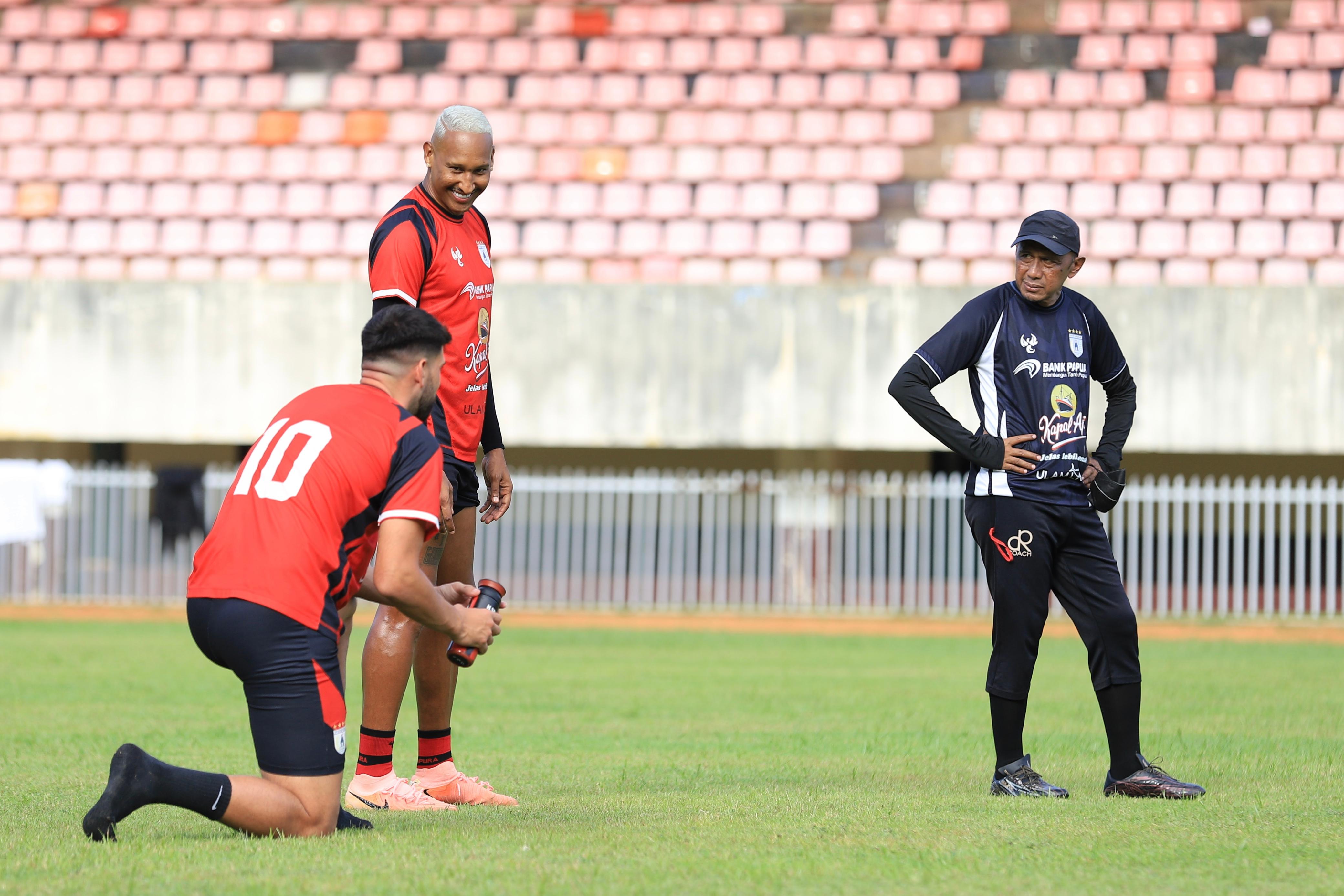 Pelatih Kepala, Rahmad Darmawan saat memberikan instruksi dalam latihan di Stadion Mandala Jayapura, Selasa (6/1/2026). (CEPOSONLINE.COM/ERIANTO).