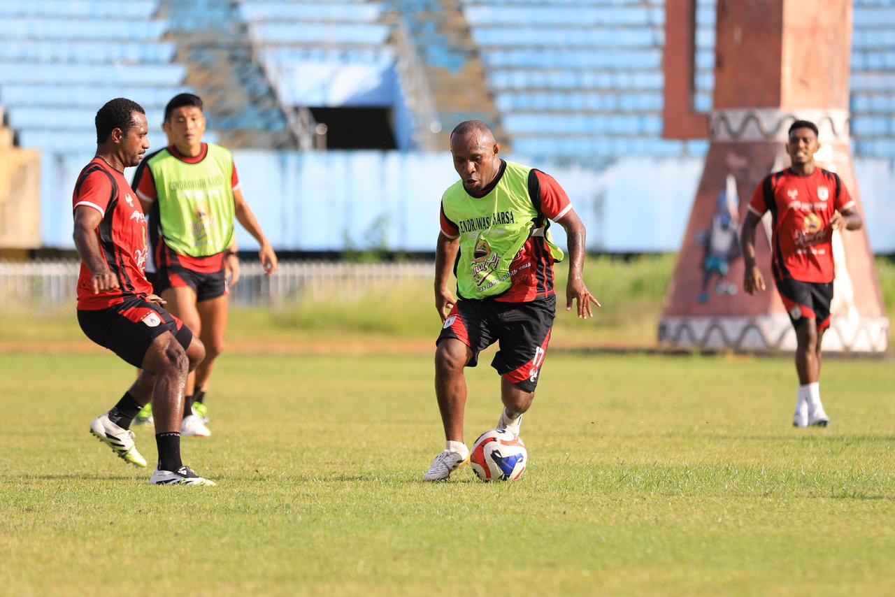 Pemain Persipura Jayapura saat melakukan latihan di Stadion Mandala Jayapura, Selasa (6/1/2026). (CEPOSONLINE.COM/ERIANTO).