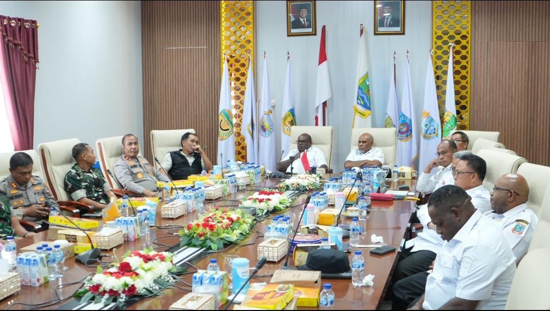 Gubernur dan Wakil Gubernur Papua Tengah bersama Forkopimda saat mengikuti panen raya dan pengumuman swasembada pangan nasional bersama Presiden Prabowo secara daring, Rabu (7/1/2026).