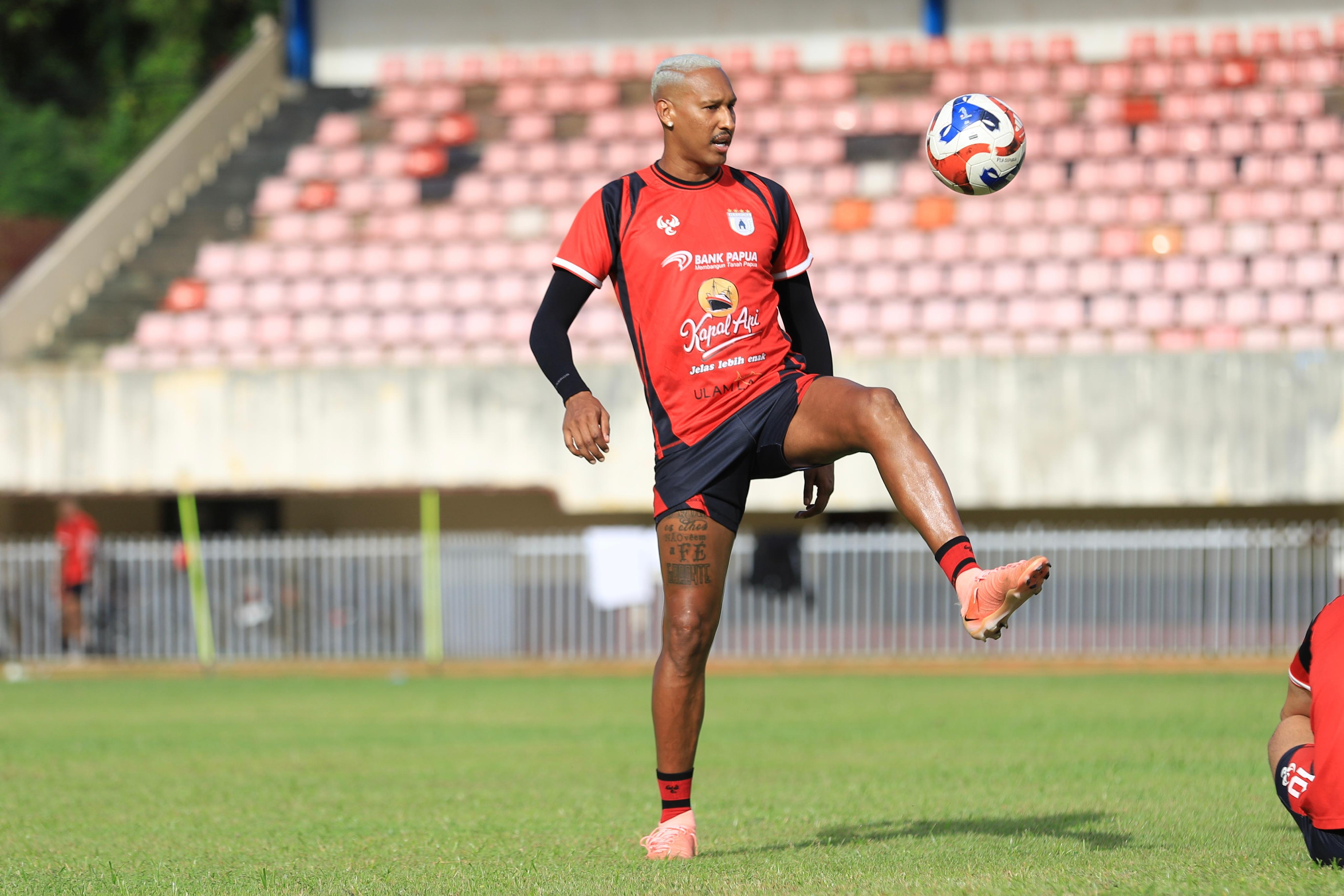 Arthur Vieira saat melakukan latihan di Stadion Mandala, Kamis (8/1/2026). (CEPOSONLINE.COM/ERIANTO)