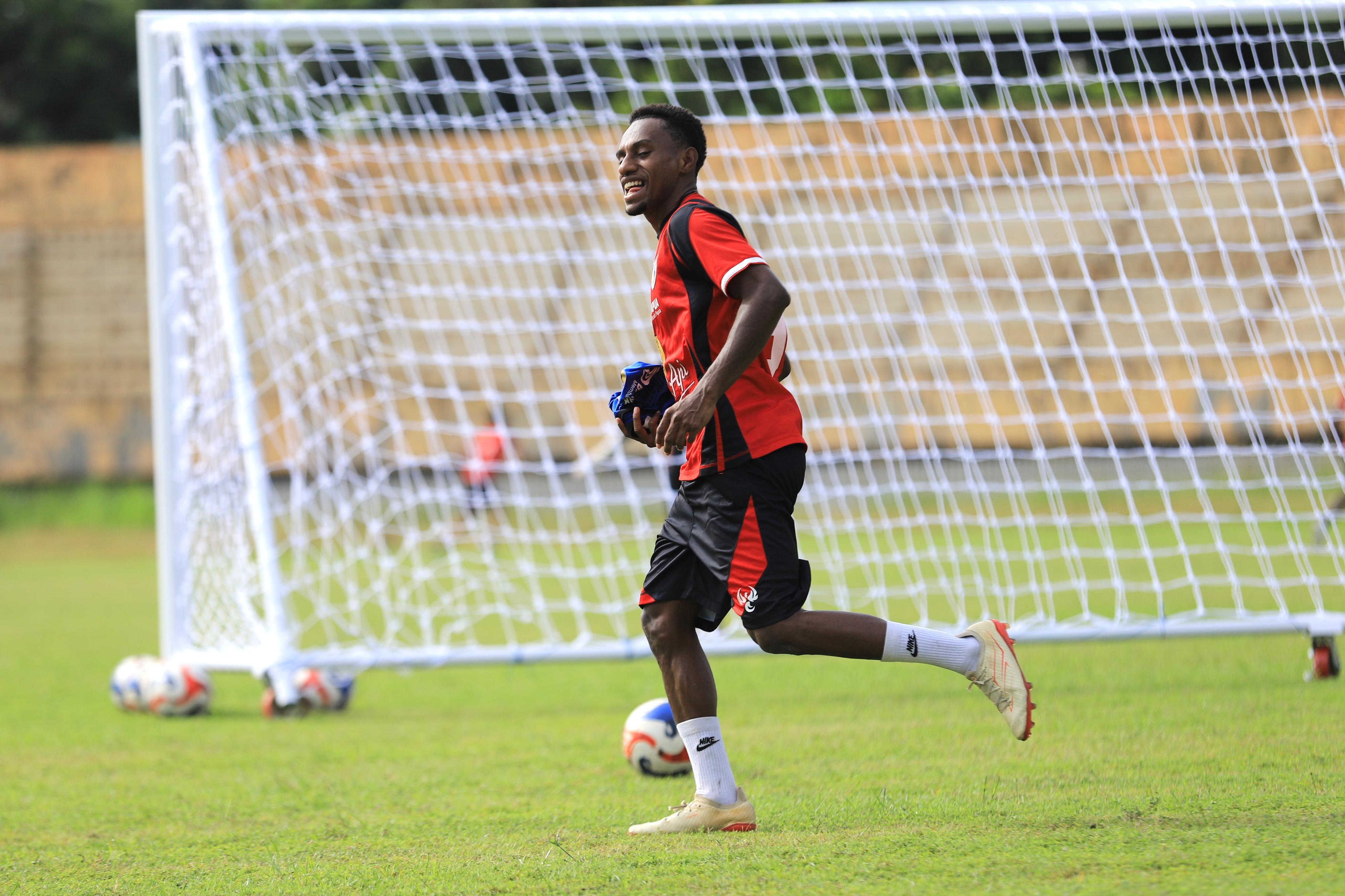 Alexsandro Kamuru saat mengikuti latihan pertama di Stadion Mandala Jayapura bersama Persipura, Kamis (8/1).