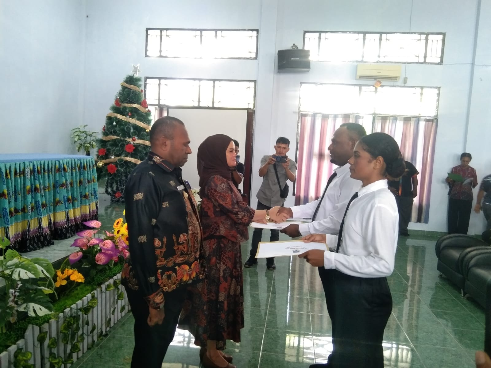 Bupati Sarmi Dominggus Catur dan Wakil Bupati Jumriati  saat menyerahkan SK CPNS formasi umum tahun 2024 di Aula Kantor Bupati Sarmi, Jumat (9/1/2026). (CEPOSONLINE.COM/VICKY AMBANI)
