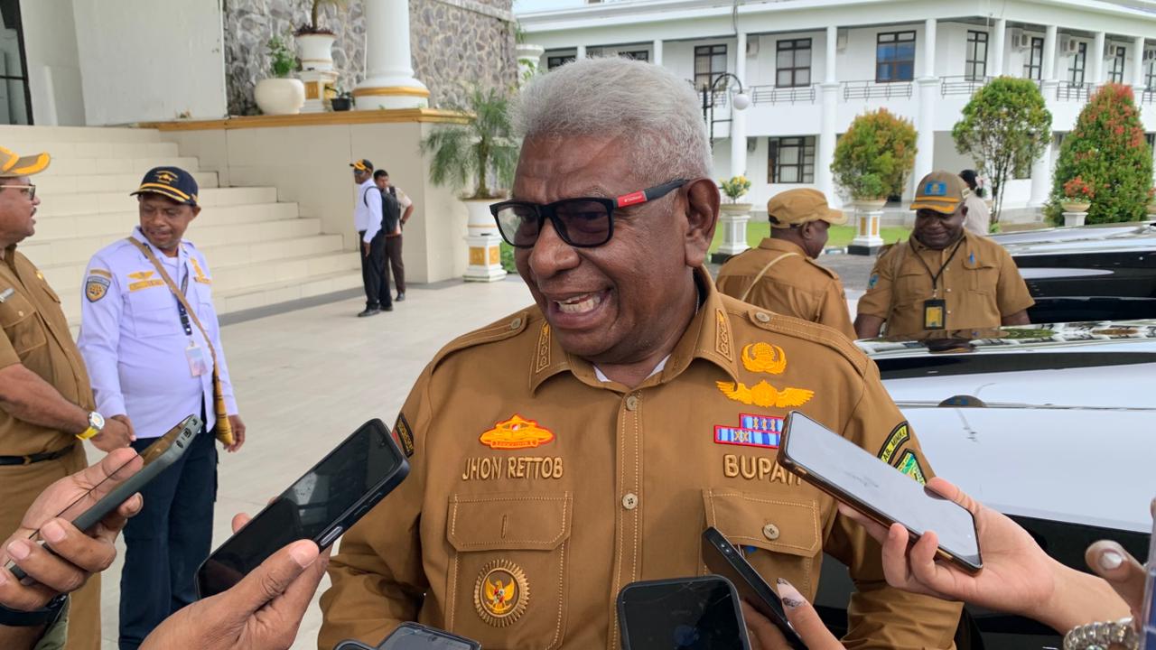 Bupati Mimika Johannes Rettob. (Ceposonline.com/Moh. Wahyu Welerubun).