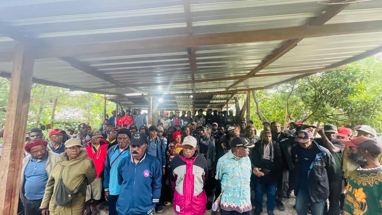 306 Mantan Kepala Kampung yang diberhentikan pemkab Jayawijaya saat memberikan keterangan pers di kelurahan Sinakma Wamena,  Jumat (9/1/2025). (Ceposonline.com/Deni)