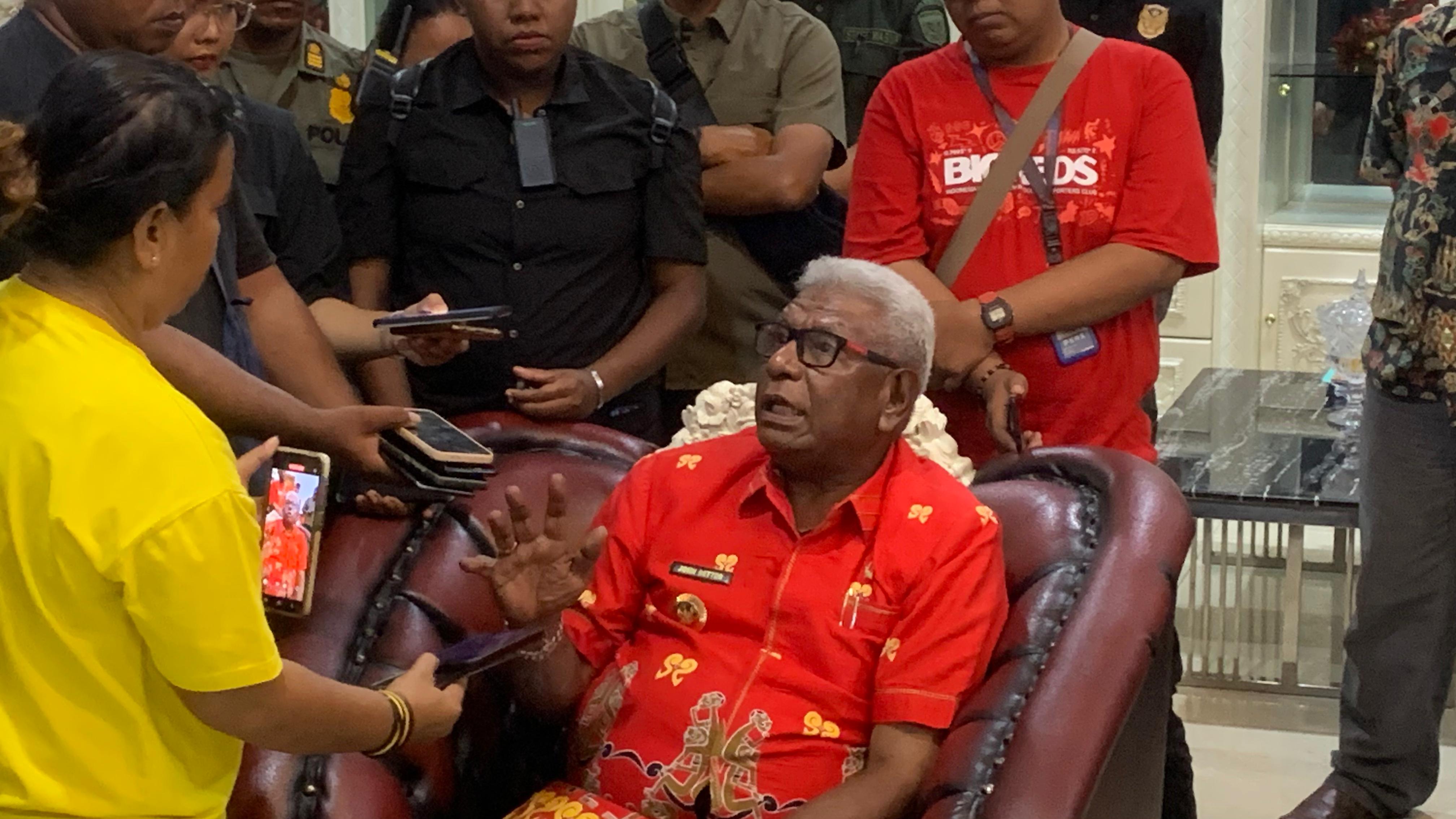 Bupati Mimika Johannes Rettob. (Foto: Cenderawasih Pos/Moh. Wahyu Welerubun).