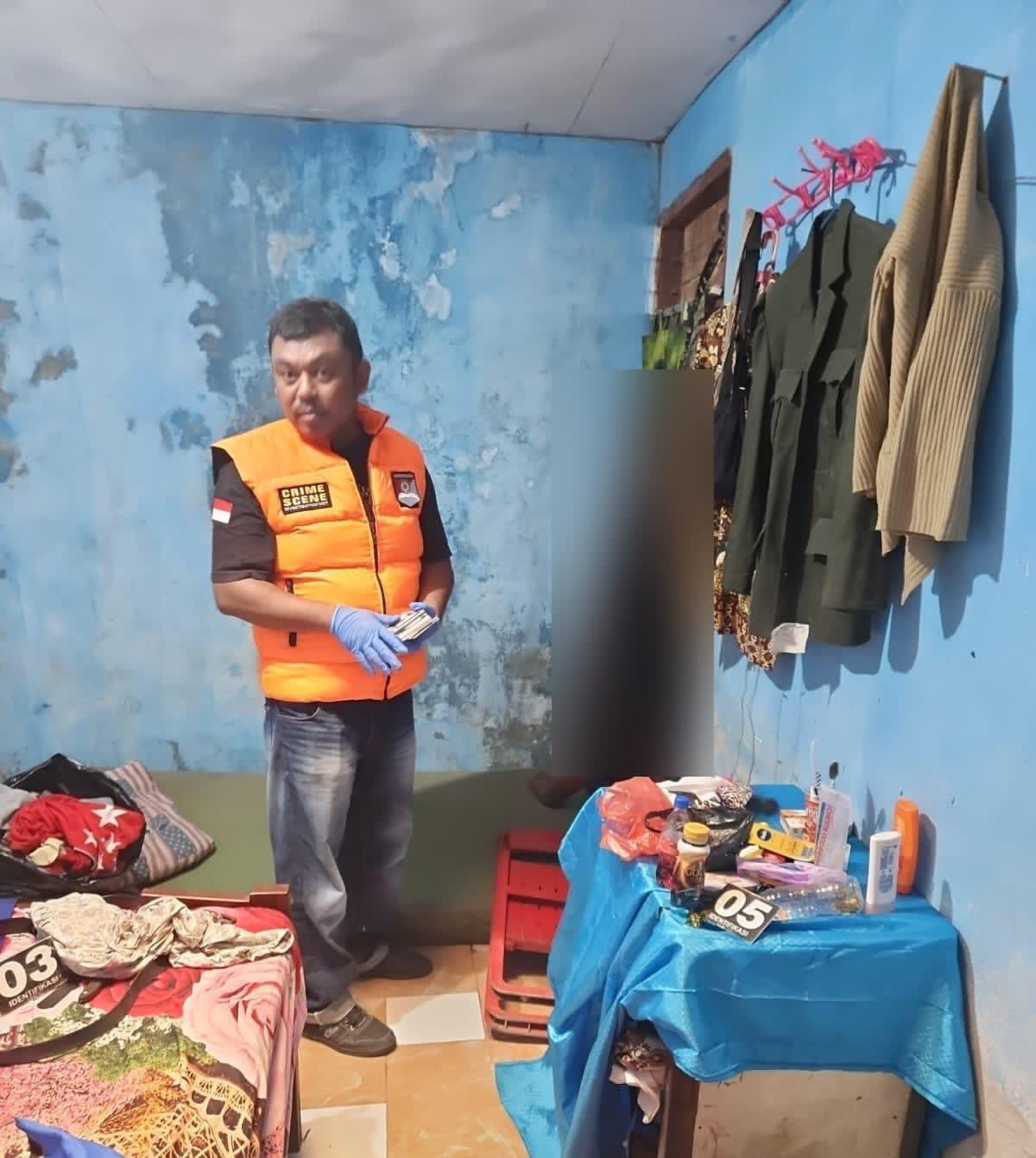 Tim Satuan Reserse Kriminal Polres Jayapura mengevakusi jenazah gantung diri di kawasan BTN Furia Jalur 8, Sentani, Kabupaten Jayapura, pada Sabtu (10/1/2026).(POLRES JAYAPURA FOR CEPOSONLINE.COM).
