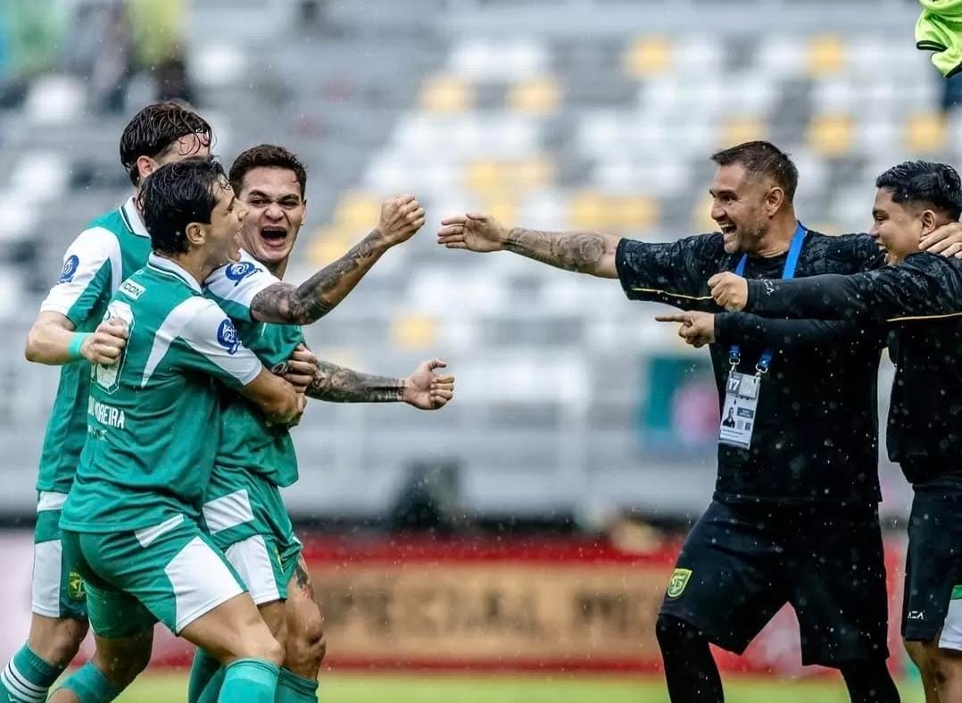Debut manis Bernardo Tavares di Persebaya Surabaya sukses libas Malut United 2-1 di GBT. (Persebaya Surabaya)