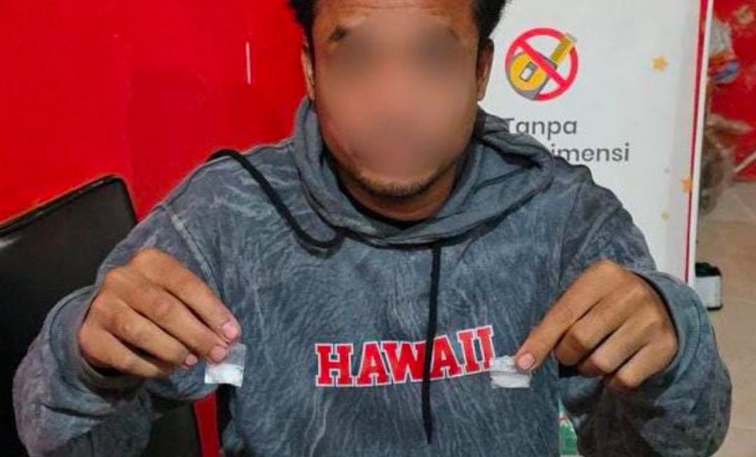 Pelaku A saat menunjukan narkotika jenis sabu yang dikirim dari Kabupaten Luwu Sulawesi Selatan melalui ekspedisi pengiriman barang ke Wamena,Sabtu (10/1/2026)