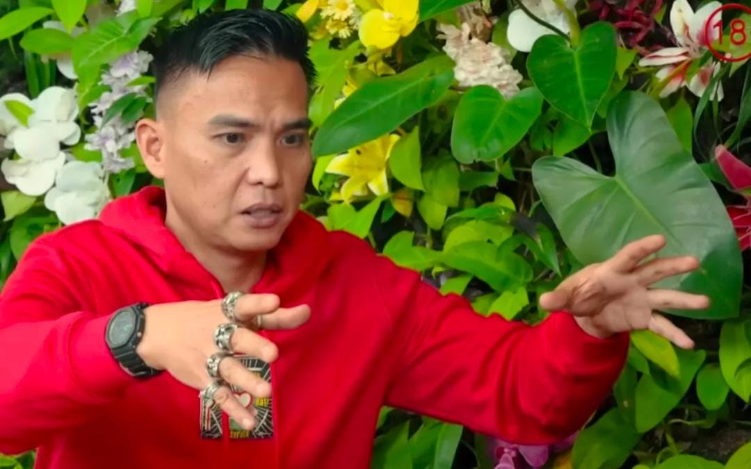 Hard Gumay membeberkan penerawangannya. (YouTube CURHAT BANG Denny Sumargo)