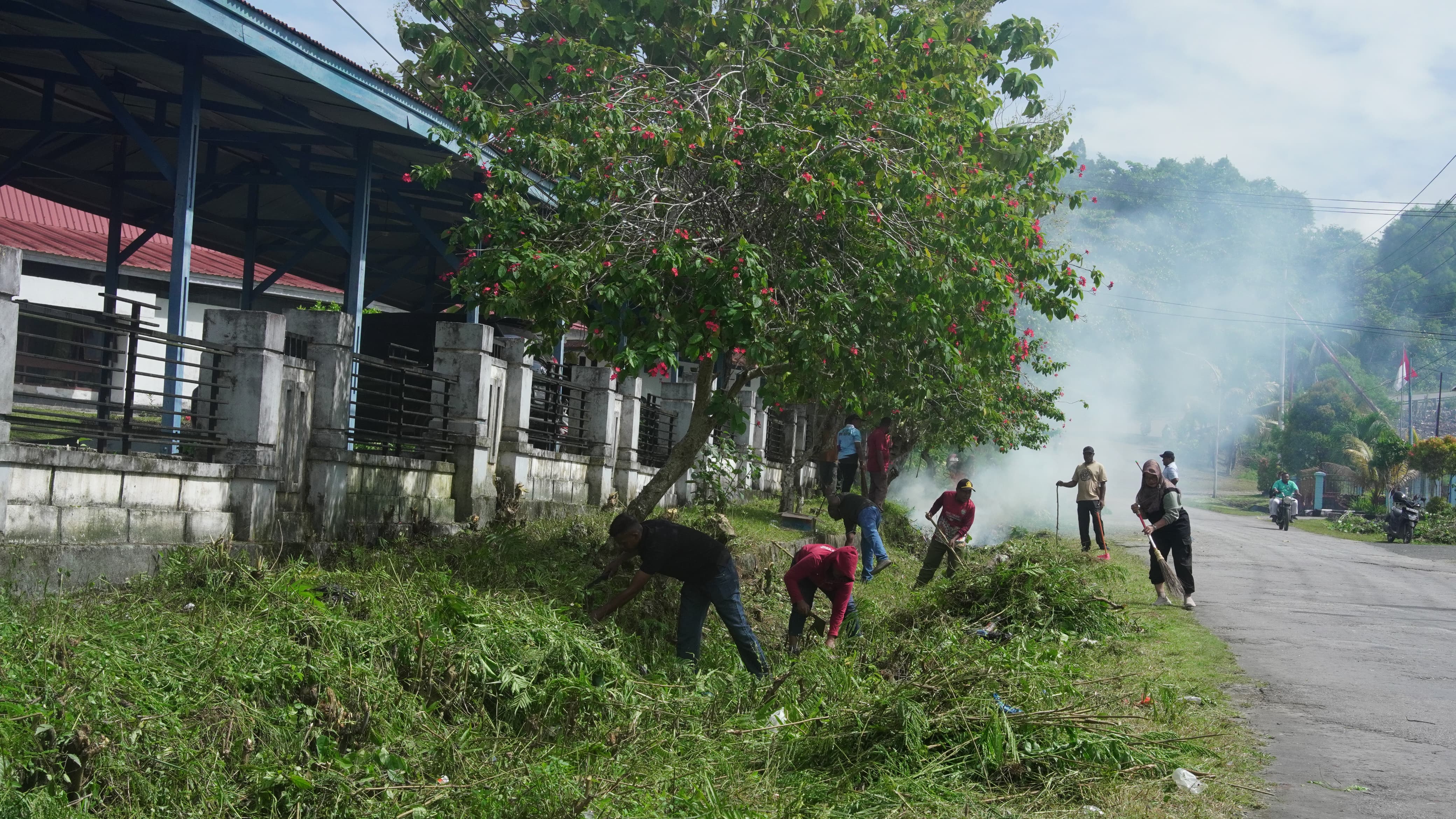 Warga Kota Biak saat melakukan aksi bersih lingkungan di sejumlah titik kota. (Ceposonline.com/Ismail)