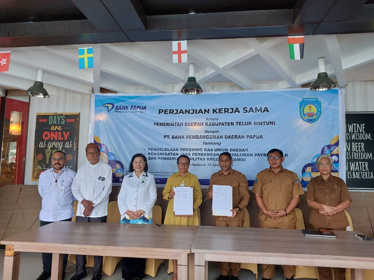 Pemkab Teluk Bintuni dan jajaran Direksi Bank Papua foto bersama usai Penandatanganan PKS, di Jayapura, Senin (12/1/2026) (CEPOSONLINE.COM/KAREL)