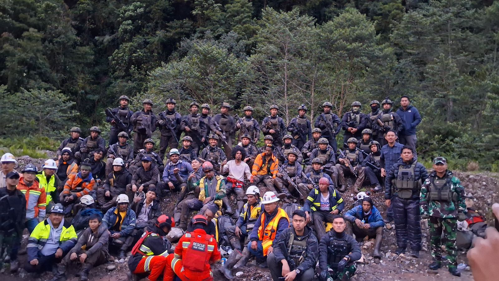 Para pekerja yang berhasil diselamatkan dari gangguan OPM di wilayah operasional PTFI. (CEPOSONLINE.COM/Istimewa).