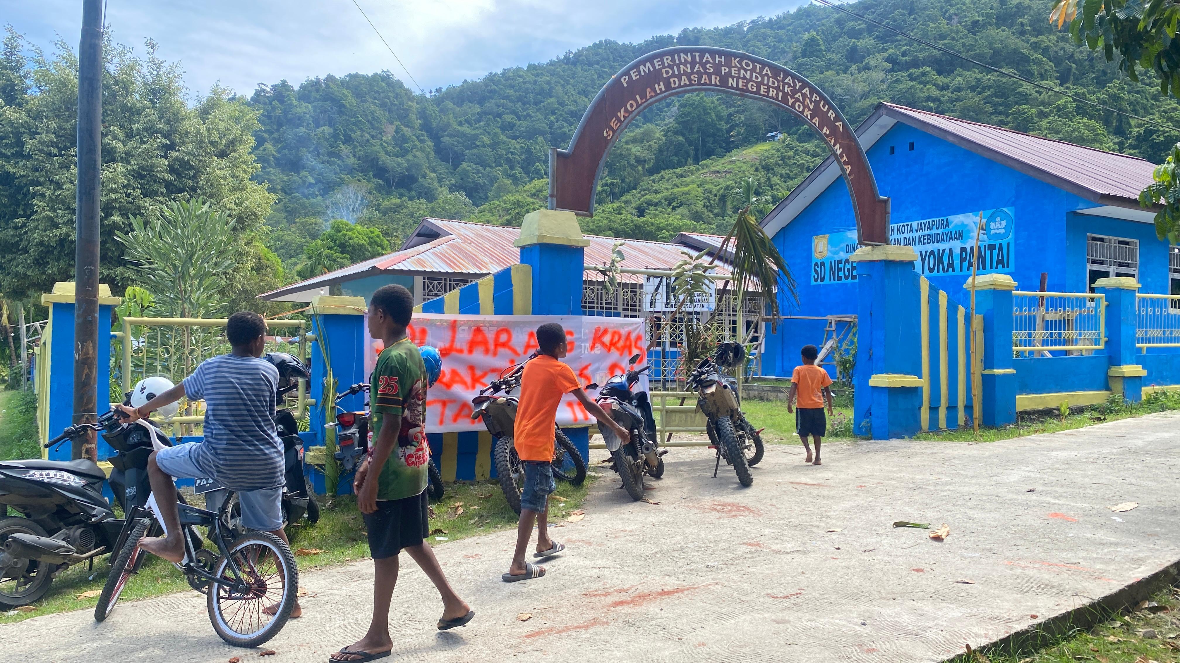 SD Negeri Inpres Yoka dan SMP Negeri 7 Jayapura saat dipalang pemilik ulayat, Senin (12/1/2026). (Ceposoonline.com/Jimianus Karlodi)