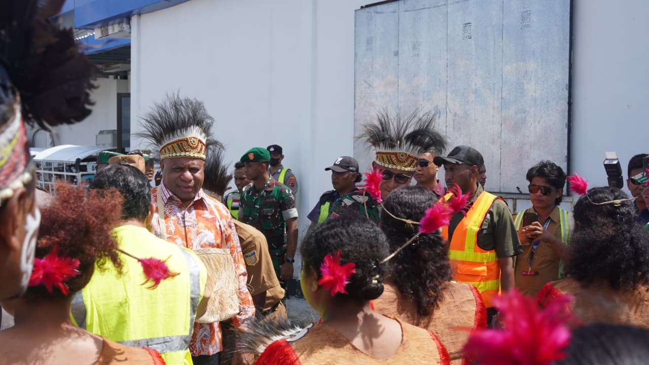 Kunjungan Gubernur Papua ke Biak, saat disambut di Bandara FK, Senin (12/1) didampingi sejumlah pejabat TNI/Polri setingkat Provinsi Papua.