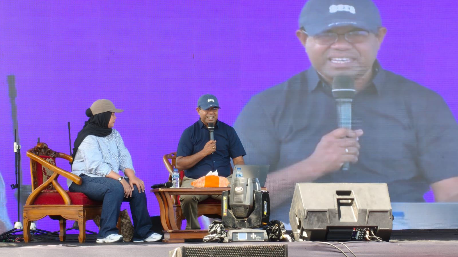 Narasumber juga Pimpinan redaksi Cenderawasih Pos, Lucky Ireeuw saat menyampaikan materi bersama moderator, Pimred Seputar Papua sebagai Moderator. (CEPOSONLINE.COM/THERESIA F. TEKEGE)