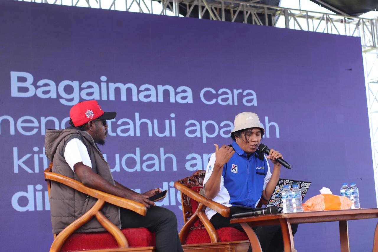 Ketua Relawan TIK Papua, Aldo Mooy didampingi Moderator, Roberth Yewen saat menyampaikan materi. (CEPOSONLINE.COM/THERESIA F. TEKEGE)