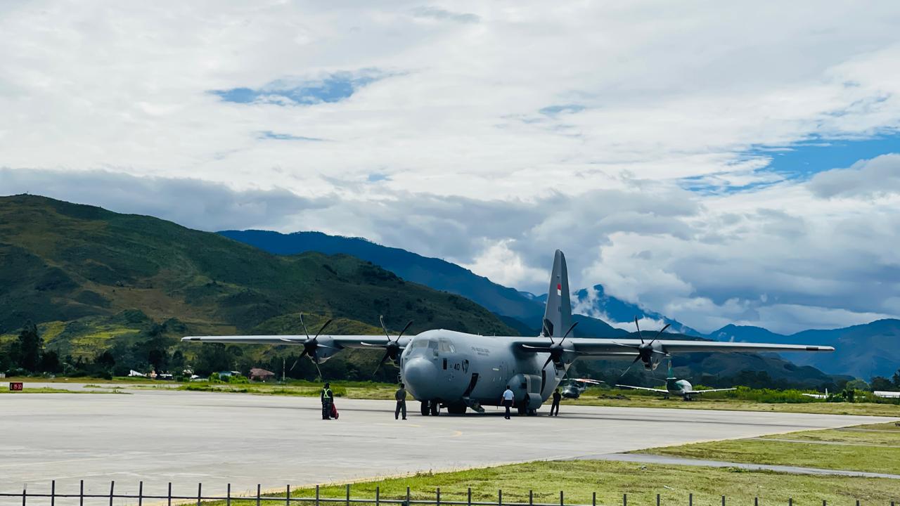 Pesawat Hercules yang ditumpangi Wapres Gibran Rakabuming Raka saat persiapan Tag off dari bandara Wamena. Rabu (14/1/2026)