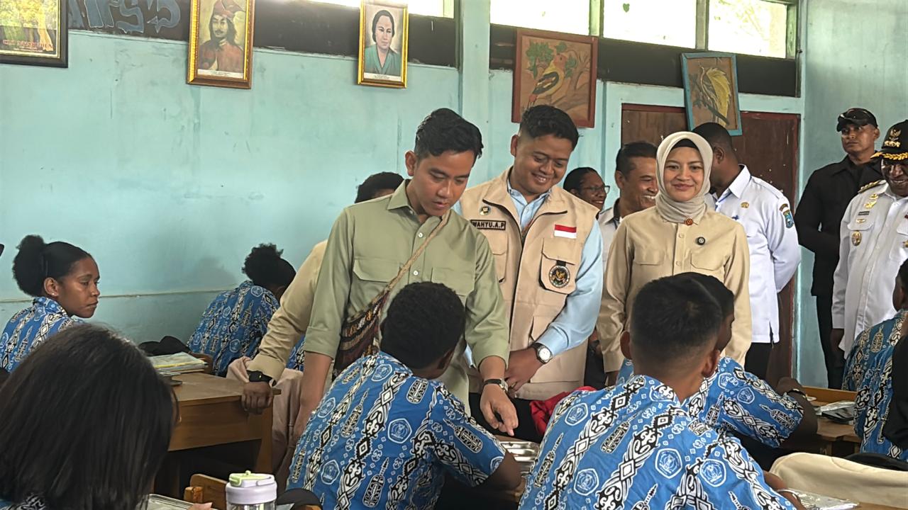 Wakil Presiden Gibran Rakabuming Raka saat melakukan peninjauwan pelaksanaan MBG di SMA Negeri 1 Wamena. Rabu (14/1/2026). (Ceposonlune.com/Deni)