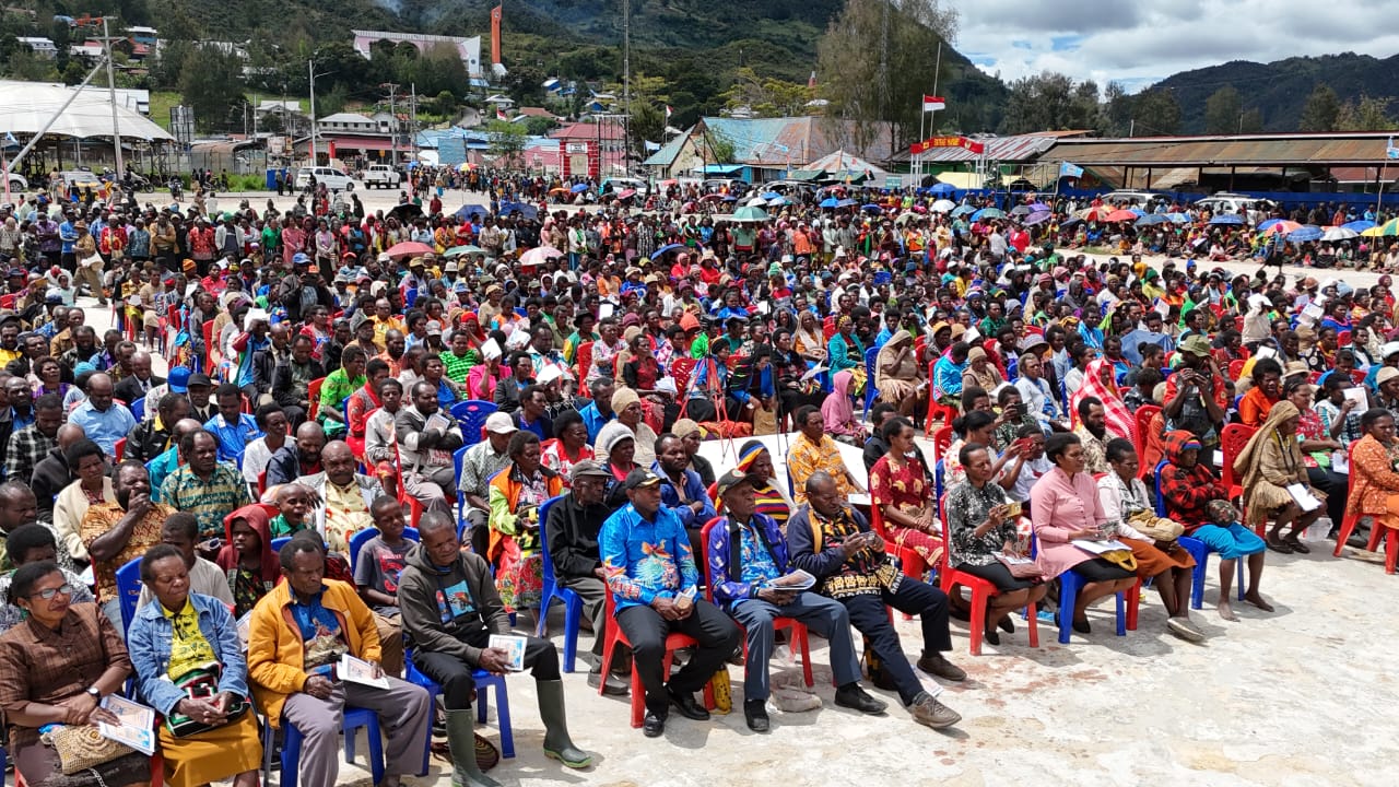 Ribuan umat KINGMI dari sepuluh klasis di Koordinator Paniai memadati Lapangan Karel Gobai, Enarotali, untuk mengikuti ibadah syukur, Selasa, 13 Januari 2026. (Ceposonline.com/istimewa)