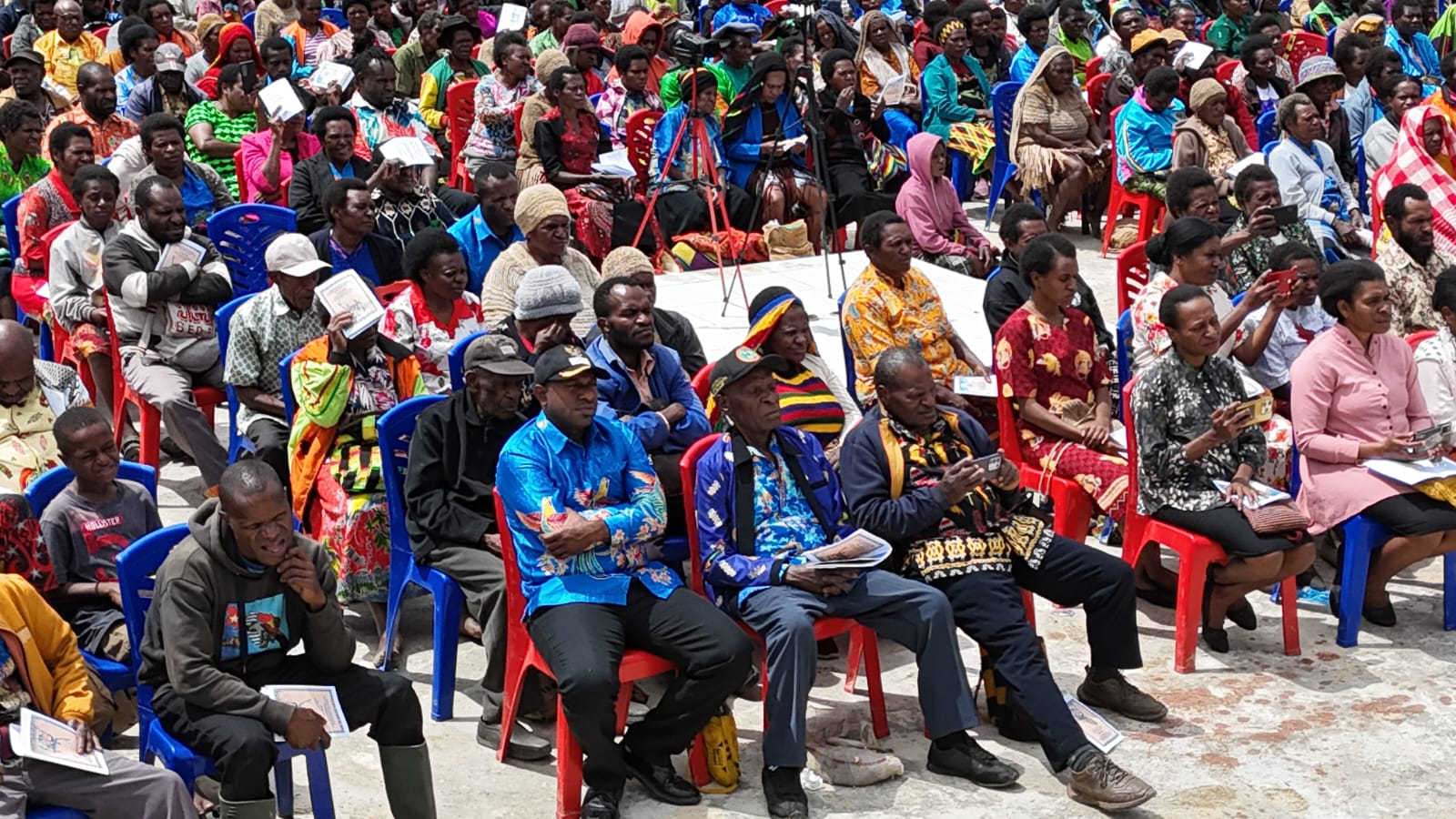 Ribuan umat KINGMI dari sepuluh klasis di Koordinator Paniai memadati Lapangan Karel Gobai, Enarotali, untuk mengikuti ibadah syukur, Selasa, 13 Januari 2026. (Ceposonline.com/istimewa)