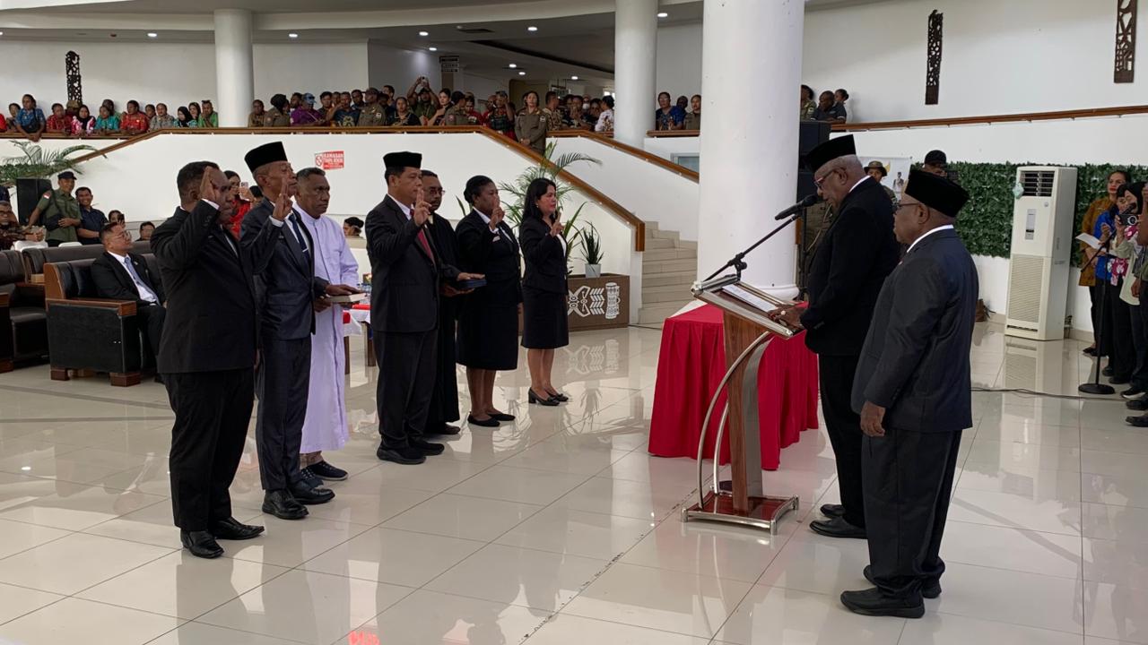 Pengambilan sumpah dan janji jabatan oleh enam orang pejabat eselon yang baru dilantik, di Kantor Pusat Pemerintahan Kabupaten Mimika, Kamis (15/1/2016). (CEPOSONLINE.COM/Moh. Wahyu Welerubun).
