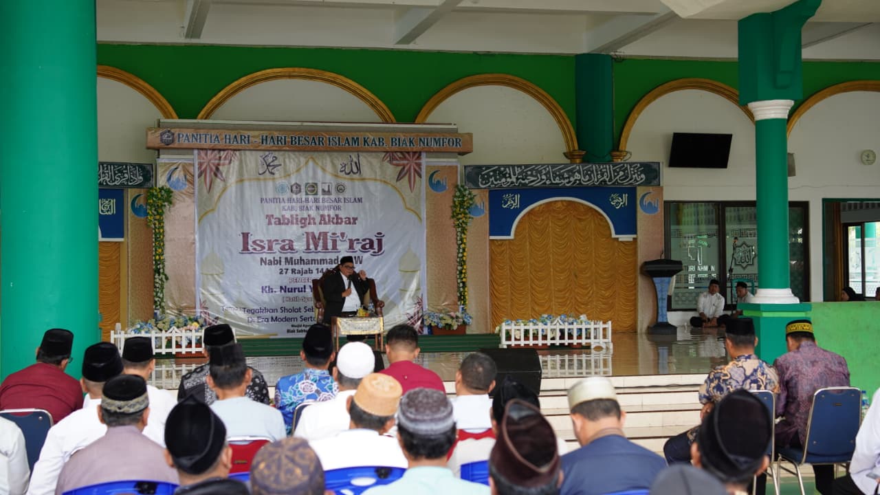 Ustad KH Nurul Yaqin Ishaq saat memberikan tauziah pada Tabligh Akbar Isra Miraj Nabi Muhammad SAW, di Masjid Agung Baiturrahman Biak, Sabtu (17/1/2026).