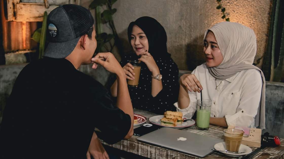 Ilustrasi beberapa Anak Muda sedang Nongrong di Kafe. (Canva)