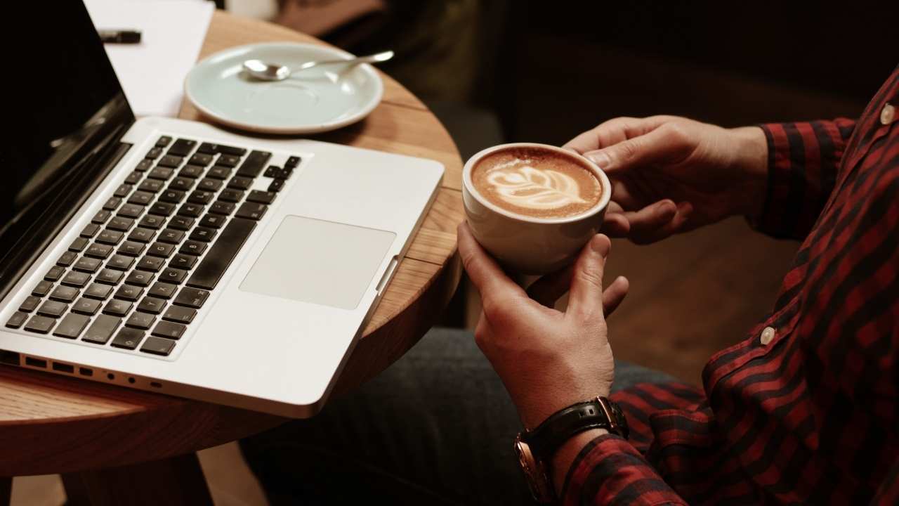 Ilustrasi Anak Muda Sedang Ngopi.(Canva)