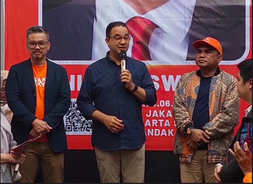 Tokoh Nasional Anies Baswedan didapuk sebagai anggota pertama sekaligus Anggota Kehormatan ormas Gerakan Rakyat, Rabu (17/12).(Ceposonline.com/(Ryandi Zahdomo/JawaPos.com)