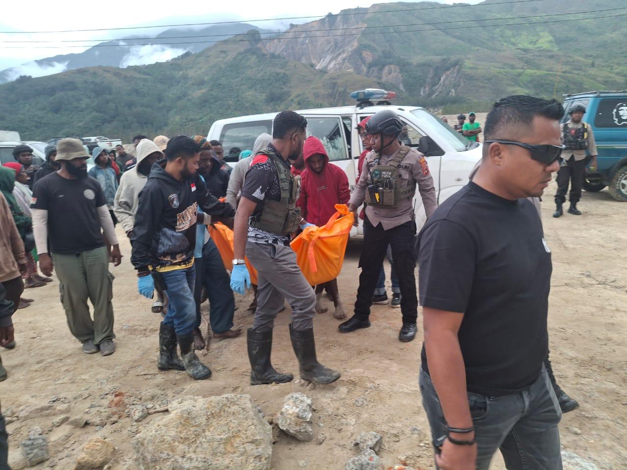 Jenazah Korban IA 30 saat dibawa ke RSUD Wamena oleh Anggota Polres Jayawijaya untuk dilakukan visum Sabtu (17/1/2026). (Ceposonline.com/Dok.Polres Jayawijaya)