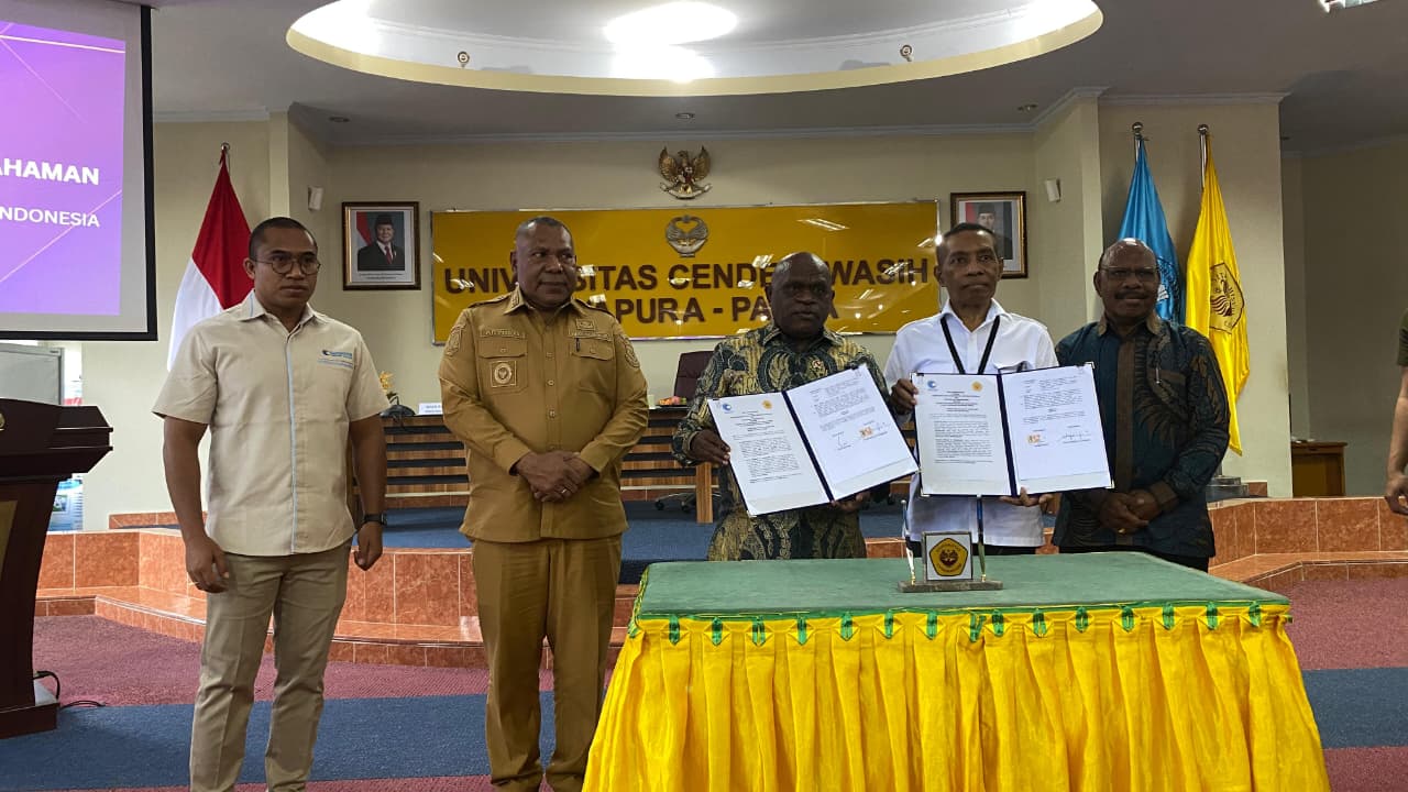 Kementerian Hak Asasi Manusia dan Universitas Cenderawasih saat melakukan penandatanganan nota kesepahaman di Aula rektorat Uncen, Senin (19/1/2026). (Ceposonline.com/Jimi)