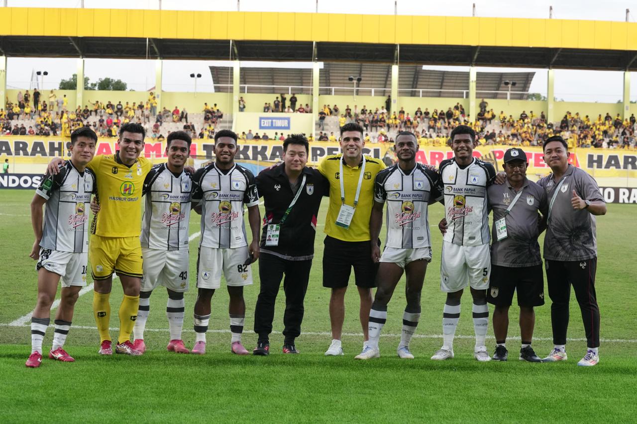 Lima dari 8 mantan pemain PSBS Biak yang kiini memperkuat Persipura saat foto bersama dengan pemain Barito Putra dan Manager Persipura, Owen Rahadiyan. (CEPOSONLINE.COM/SYAIFUL PERSIPURA).