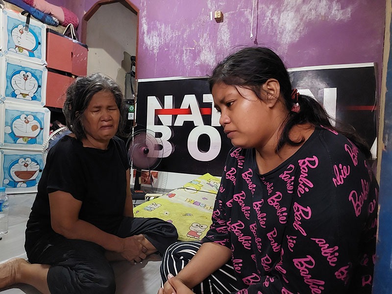 Nurul Janah Iriyanti, (kiri) istri dari Agus Salim (30), nelayan yang hingga kini tak kunjung kembali setelah melaut bersama rekannya, Sa&rsquo;di (40), sejak Minggu (4/1). (Ceposonline.com/Karolus Daot)