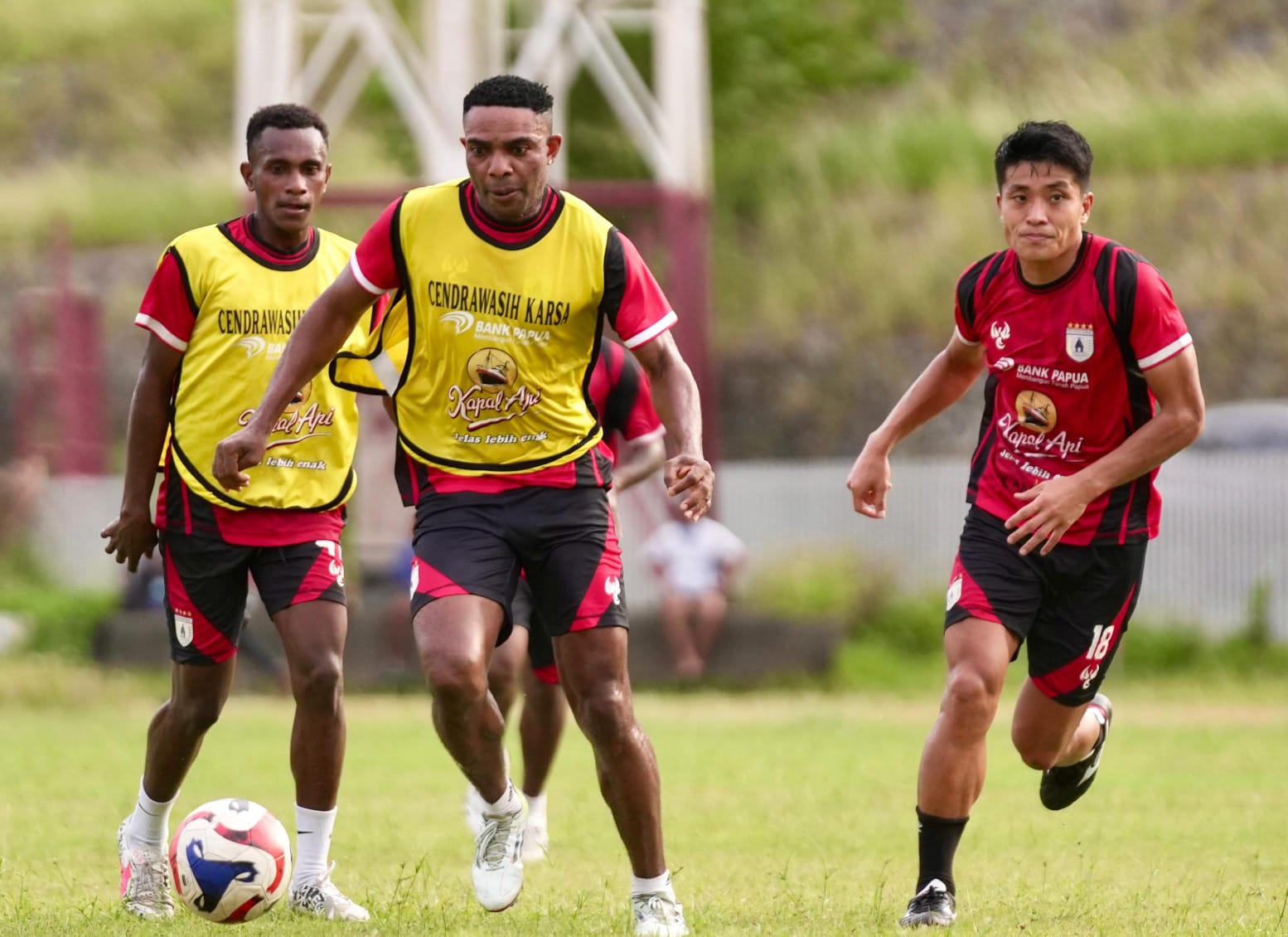 Osas Saha saat menjalani latihan dengan tim Persipura di Stadion Mandala Jayapura, Selasa (20/1/2026). (CEPOSONLINE.COM/SYAIFUL PERSIPURA).