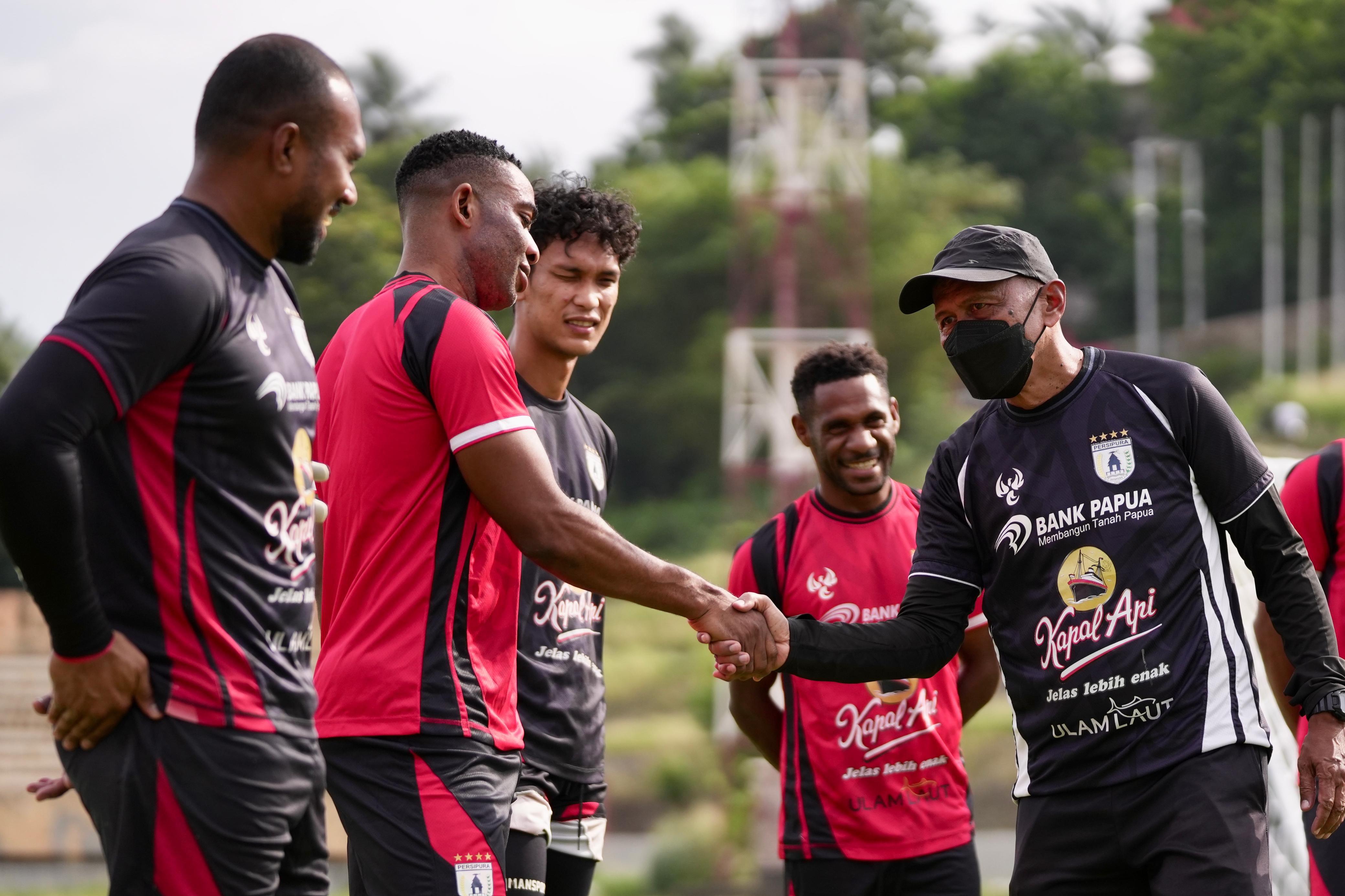 Osas Saha saat bersalaman dengan Pelatih Persipura, Rahmad Darmawan sebelum latihan tim di Stadion Mandala Jayapura, Selesa (20/1/2026) sore. (CEPOSONLINE.COM/SYAIFUL PERSIPURA).