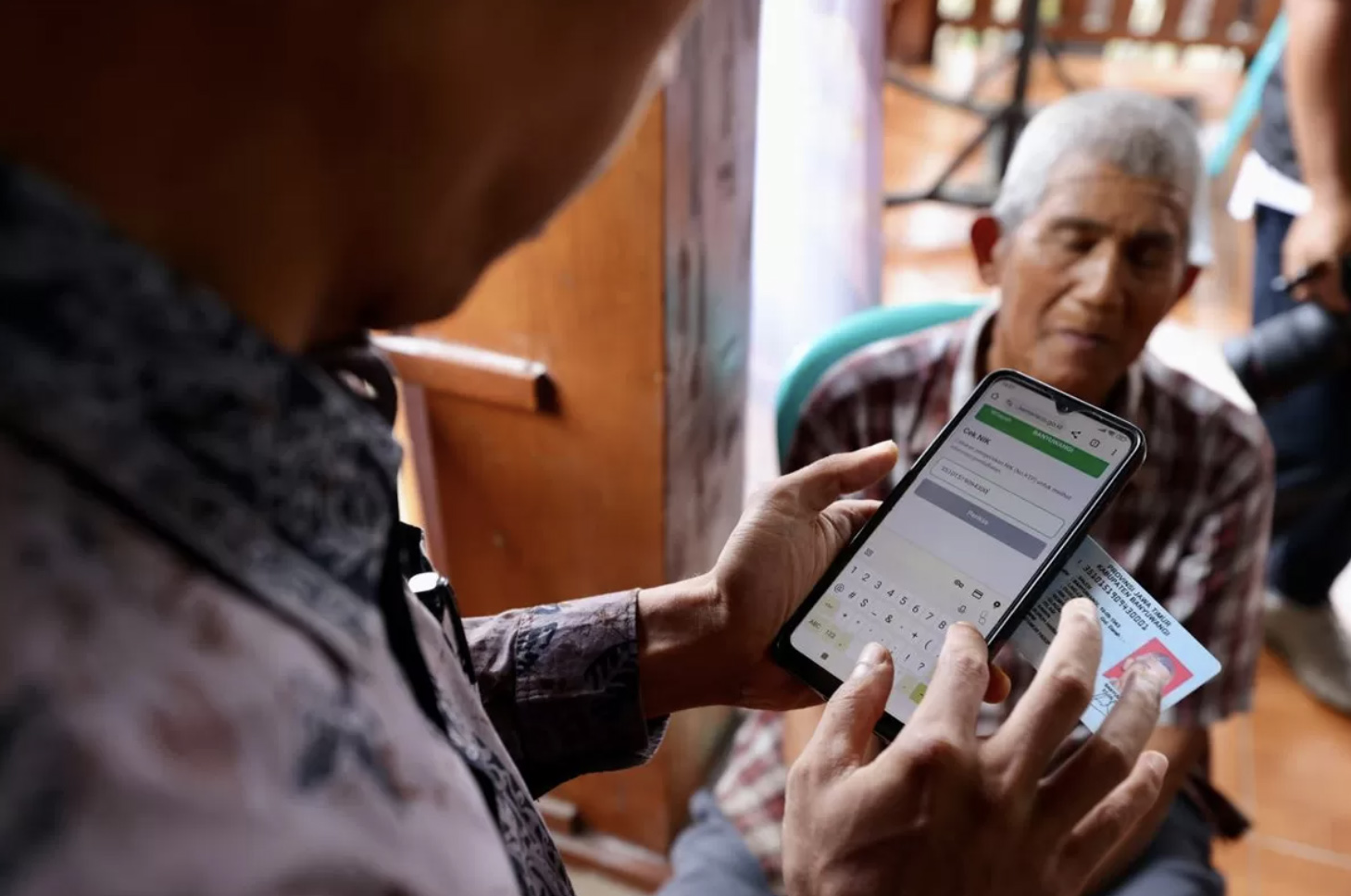 Ilustrasi penerima bansos tengah mengikuti penunjuk saat uji coba digitalisasi bansos nasional. (jawapos.com).