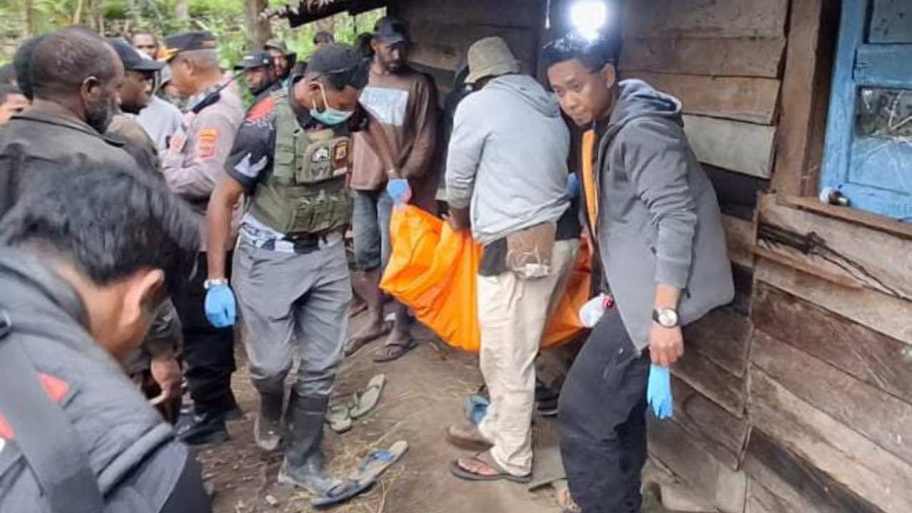 Jenazah korban Saat dibawa ke RSUD Wamena oleh Anggota Polres Jayawijaya untuk dilakukan visum Sabtu (17/1)