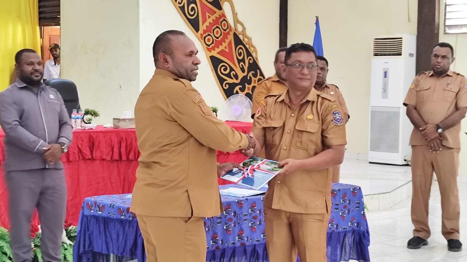 Bupati Sarmi Dominggus Catue memberikan DPA kepada perwakilan OPD Kabupaten Sarmi, di kantor aula kantor keuangan Kabupaten Sarmi, Senin (19/1/2026)