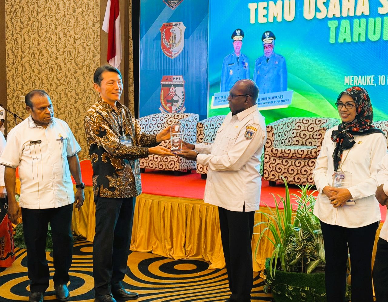 Proses penyerahan penghargaan CSR terbaik.