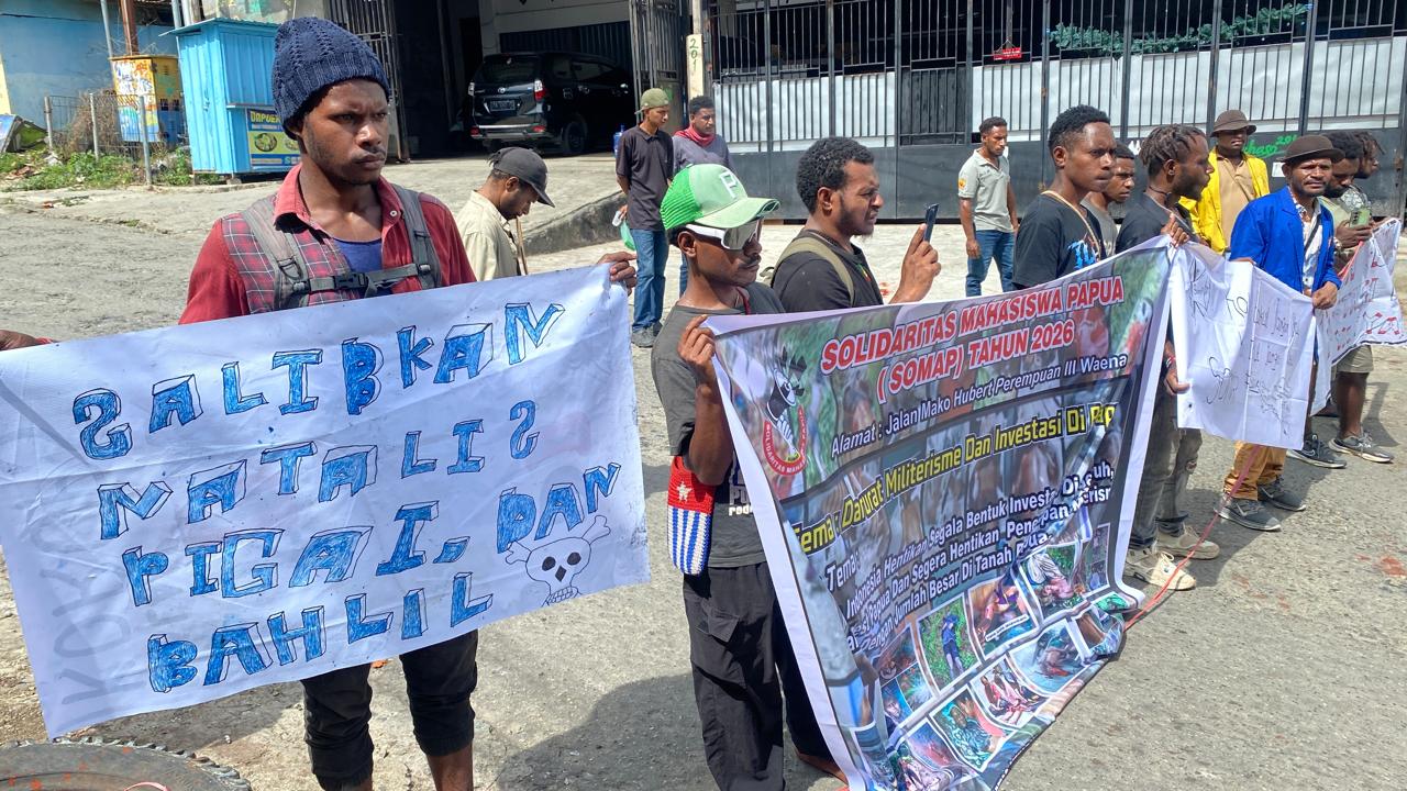 Masa aksi dari Solidaritas Mahasiswa Papua (SOMAP) Kota studi Jayapura saat mengelar mimbar bebas di Lingkaran Abepura, Kota Jayapura, Rabu (22/1/2026).