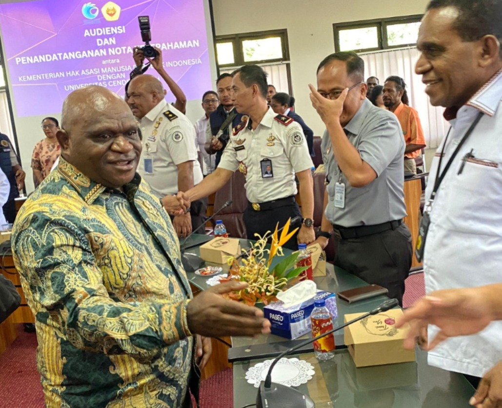 Menteri HAM, Natalius Pigai menyalami para dosen usai MoU di Uncen beberapa hari lalu.