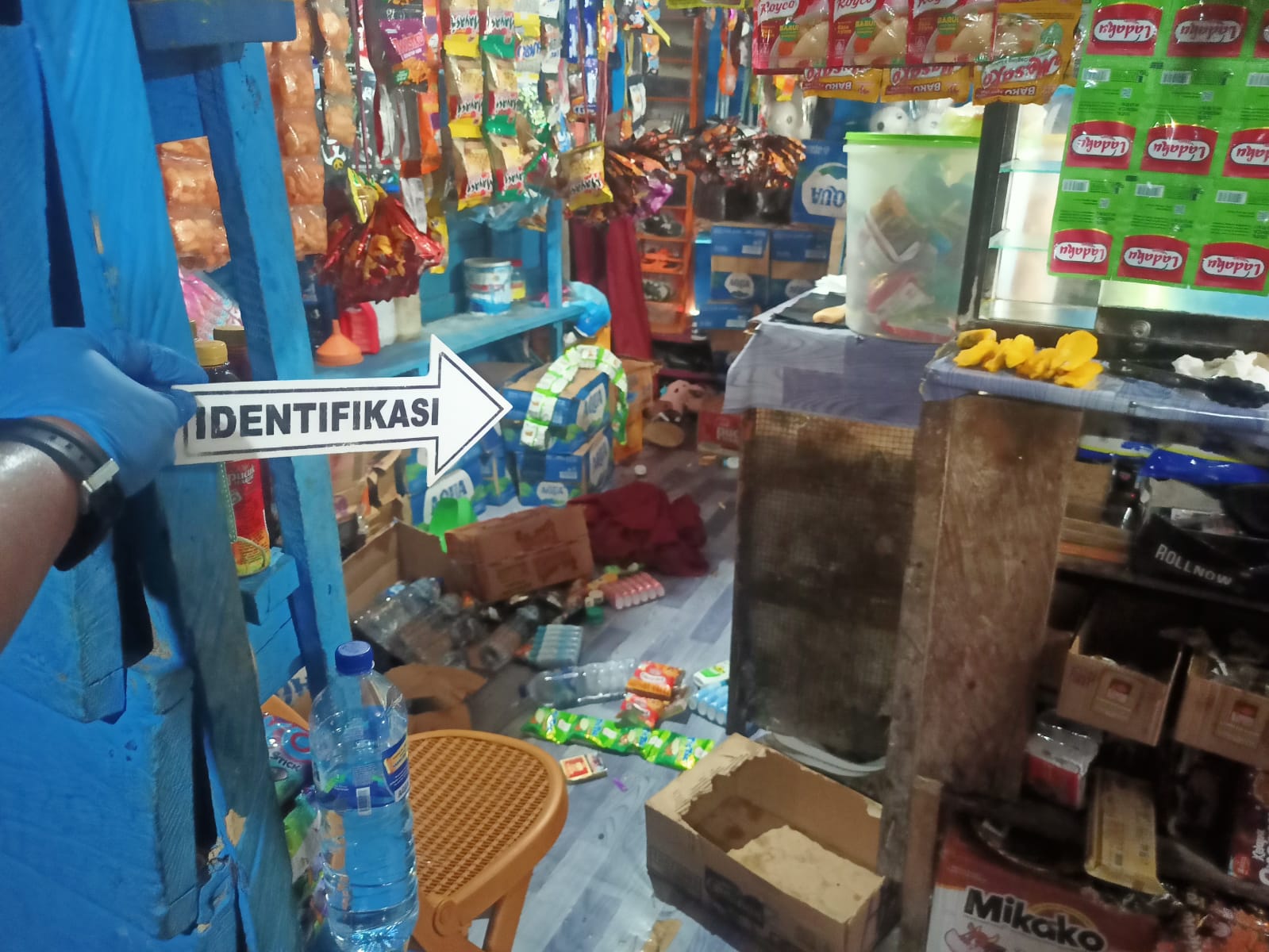 Reserse Kriminal Polres Mappi saat melakukan identifikasi dan olah TKP di tempat kejadian perkara, kios milik korban. (Ceposonline.com/Istimewa)