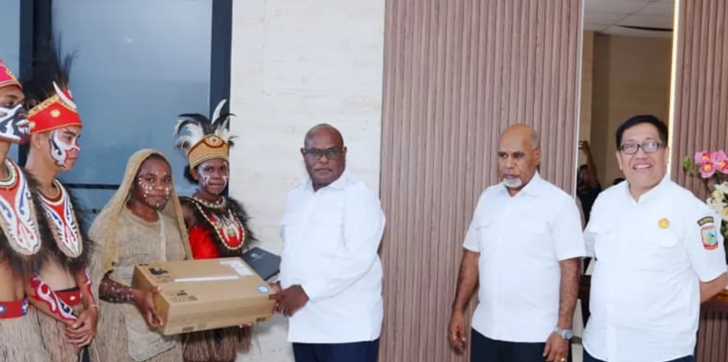 Gubernur Papua Tengah Meki Nawipa saat membagikan laptop kepada pelajar di Kantor Gubernur Papua Tengah, Nabire, Rabu (21/1/2026). Foto: ist/ceposonlie.com