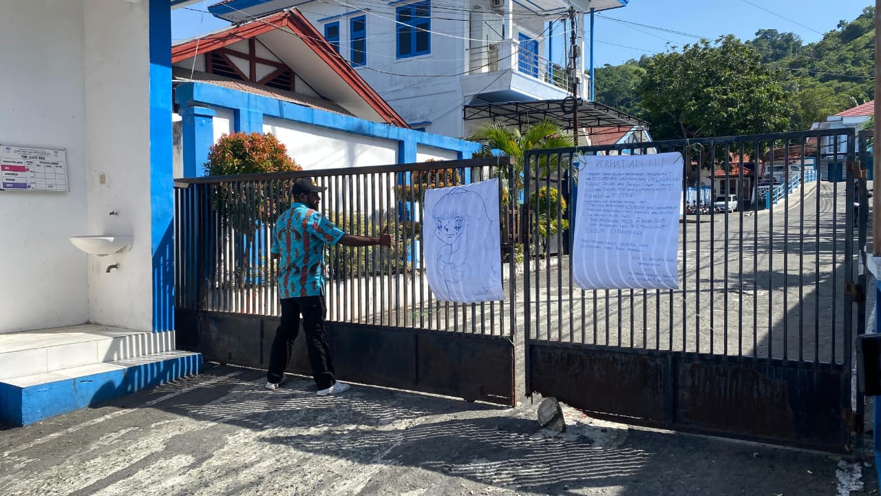 Situasi di depan pintu masuk RSJ Abepura usai mengelar aksi penutupan pelayanan oleh sejumlah tenaga kesehatan, Kamis (22/1/2016).(Ceposonline.com/Jimi)