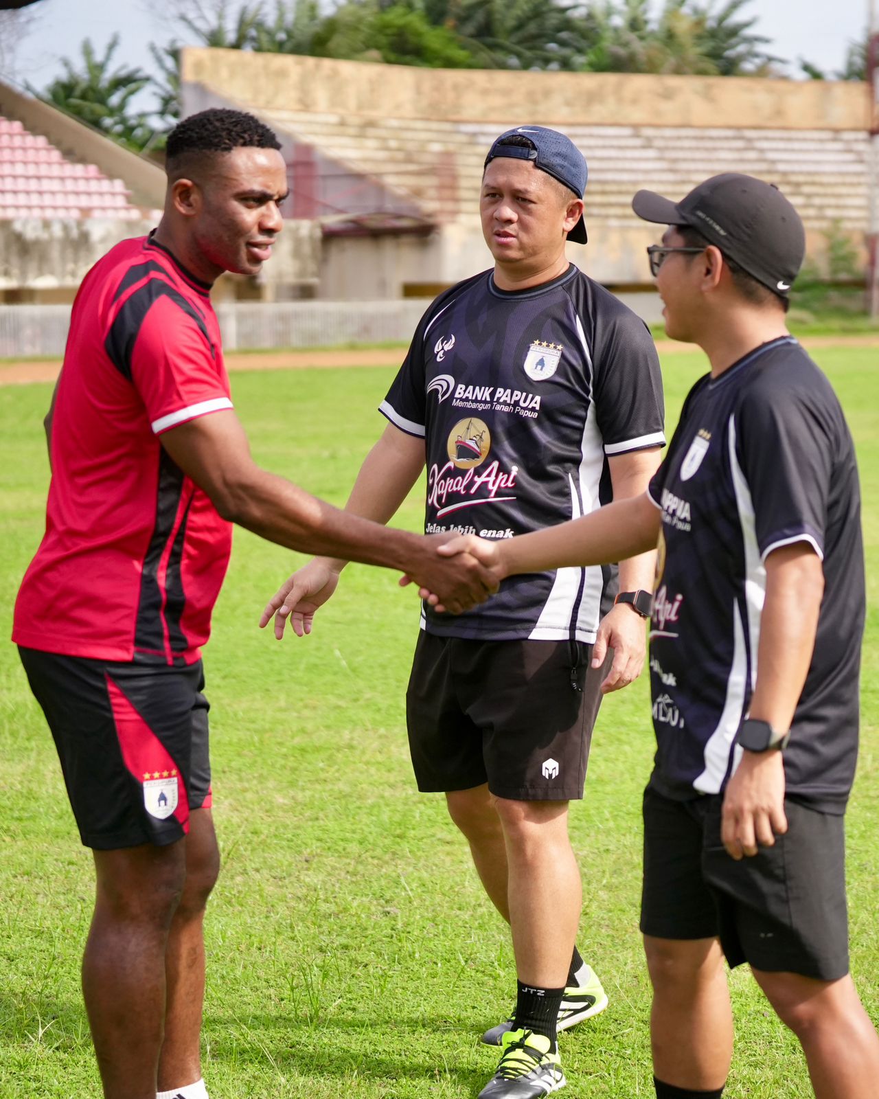 Osas Saha saat menjalani latihan bersama tim Persipura di Stadion Mandala Jayapura baru-baru ini. (CEPOSONLINE.COM/SYAIFUL PERSIPURA).