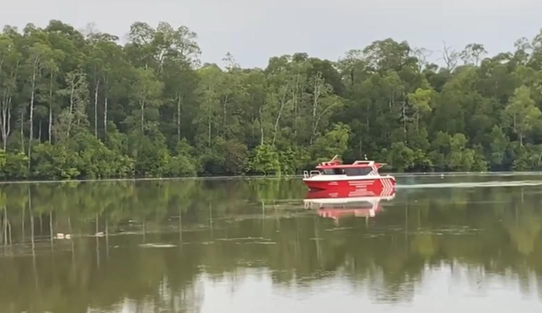 Salah satu transportasi laut yang siap melayani masyarakat Mimika . (CEPOSONLINE.COM/Scrensoot Video)