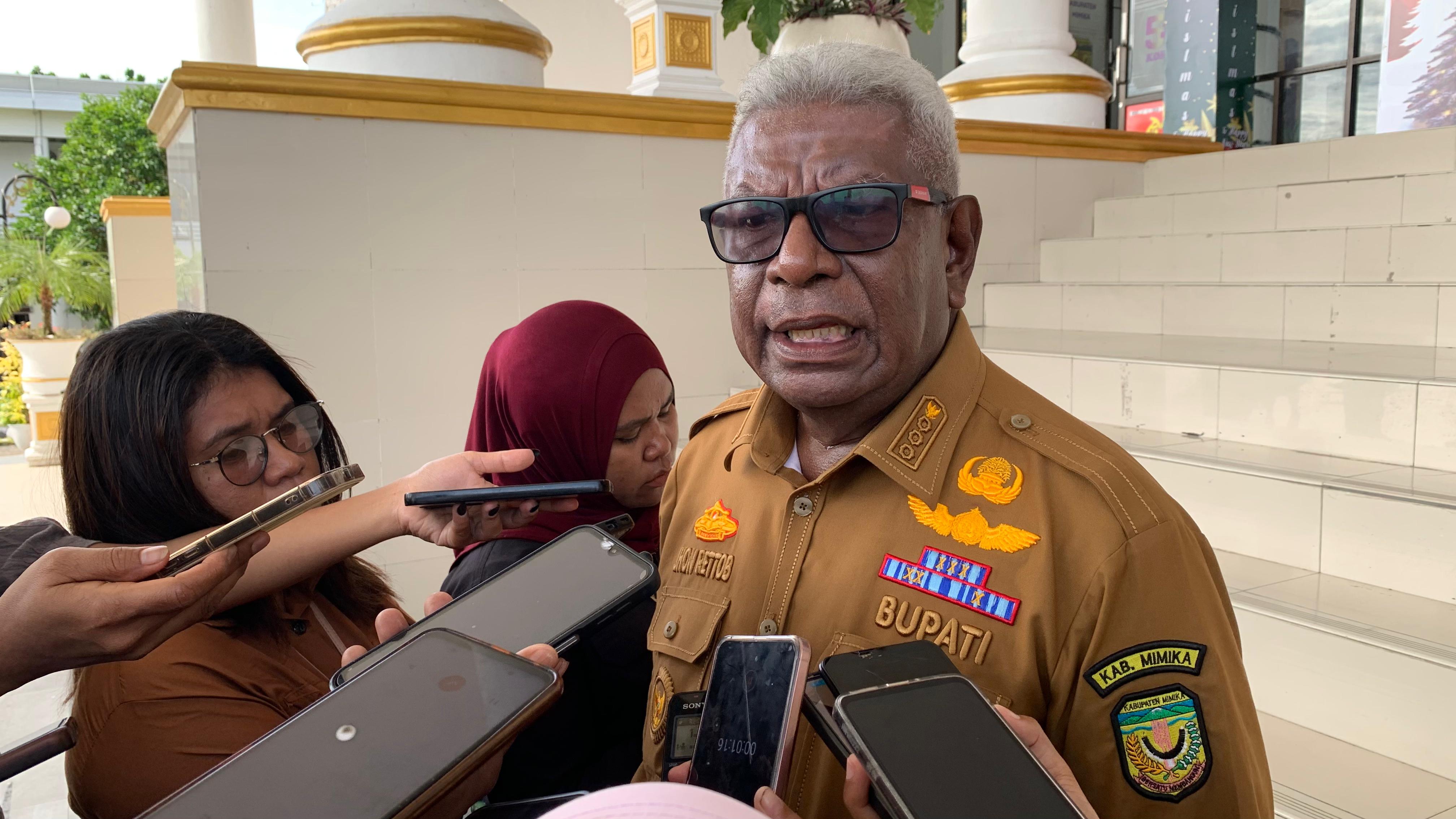 Bupati Mimika Johannes Rettob. (Foto: CEPOSONLINE.COM/Moh. Wahyu Welerubun).