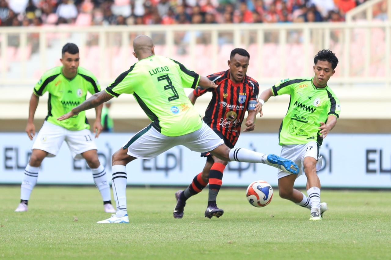 Gunansar Mandowen saat mencoba melewati dua pemain PSS Sleman. (CEPOSONLINE.COM/ERIK).