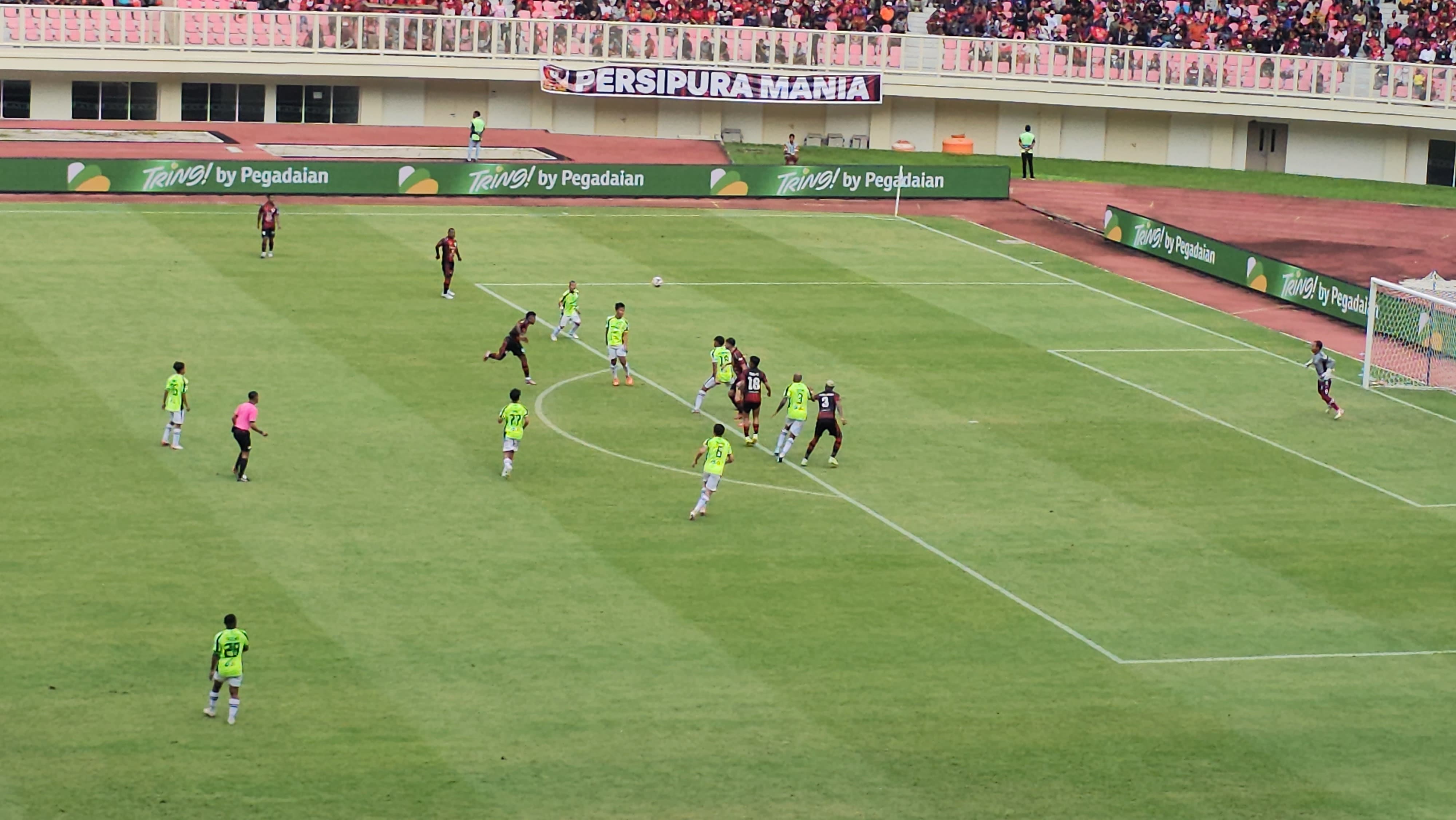 Pemain Persipura saat berebut bola dengan pemaian PSS Sleman. (CEPOSONLINE.COM/HANS PALEN).