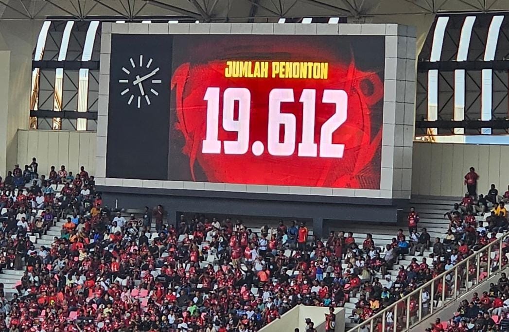 Penonton saat menyaksikan laga Persipura vs PSS Sleman. (CEPOSONLINE.COM/HANS PALEN)